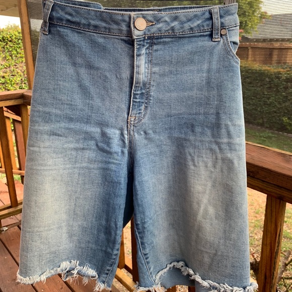 Raw edge Bermuda shorts - Picture 2 of 5
